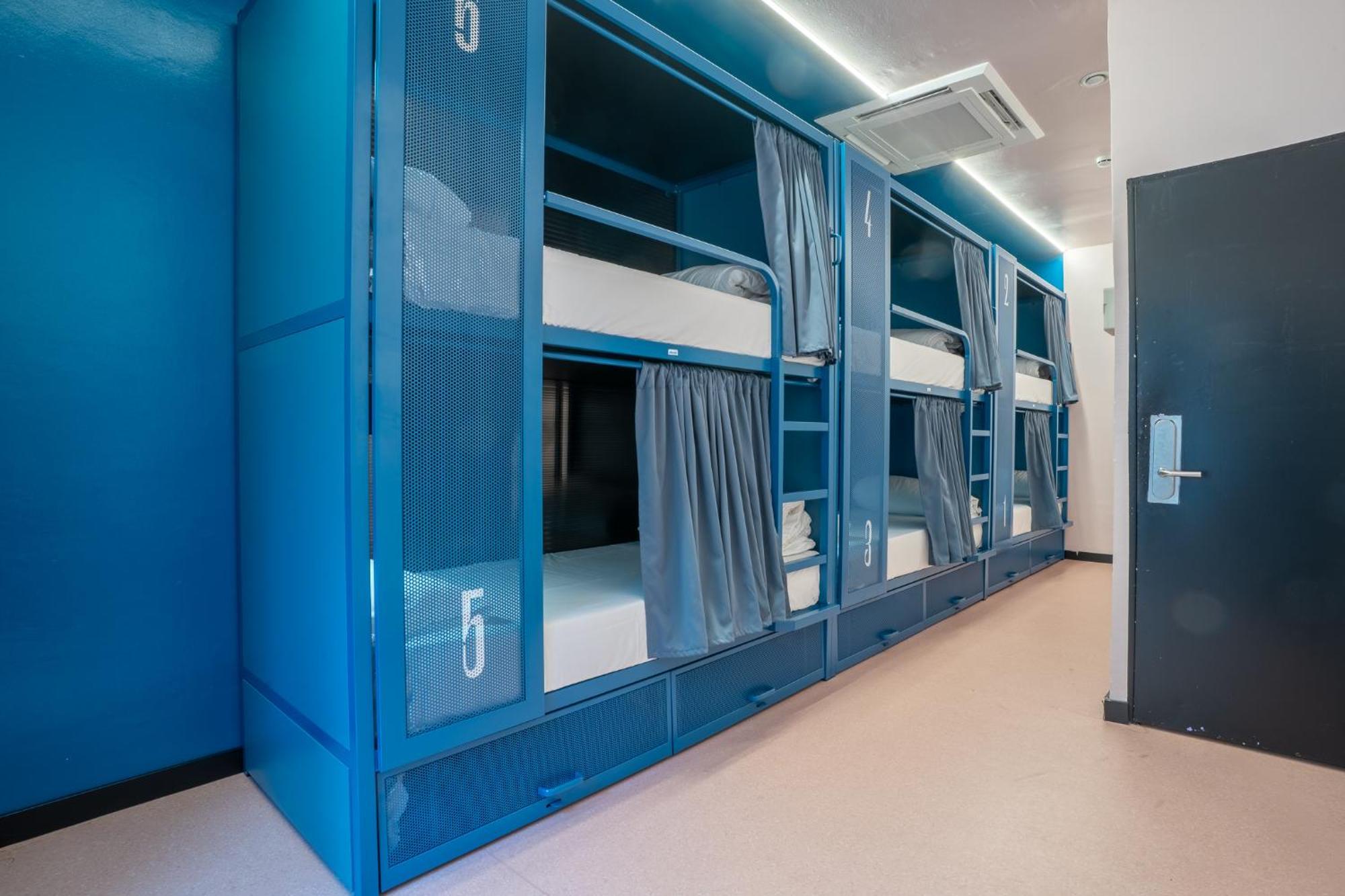Bett in einem 6-Bett-Zimmer mit Gemeinschaftsbad
