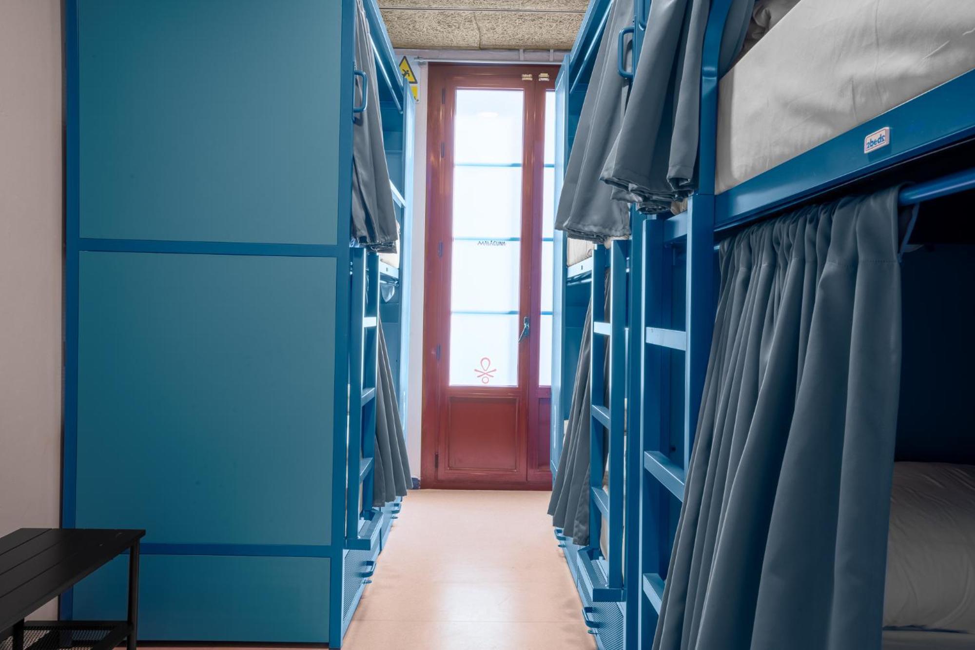 Bett in einem 6-Bett-Zimmer mit eigenem Bad und Klimaanlage.