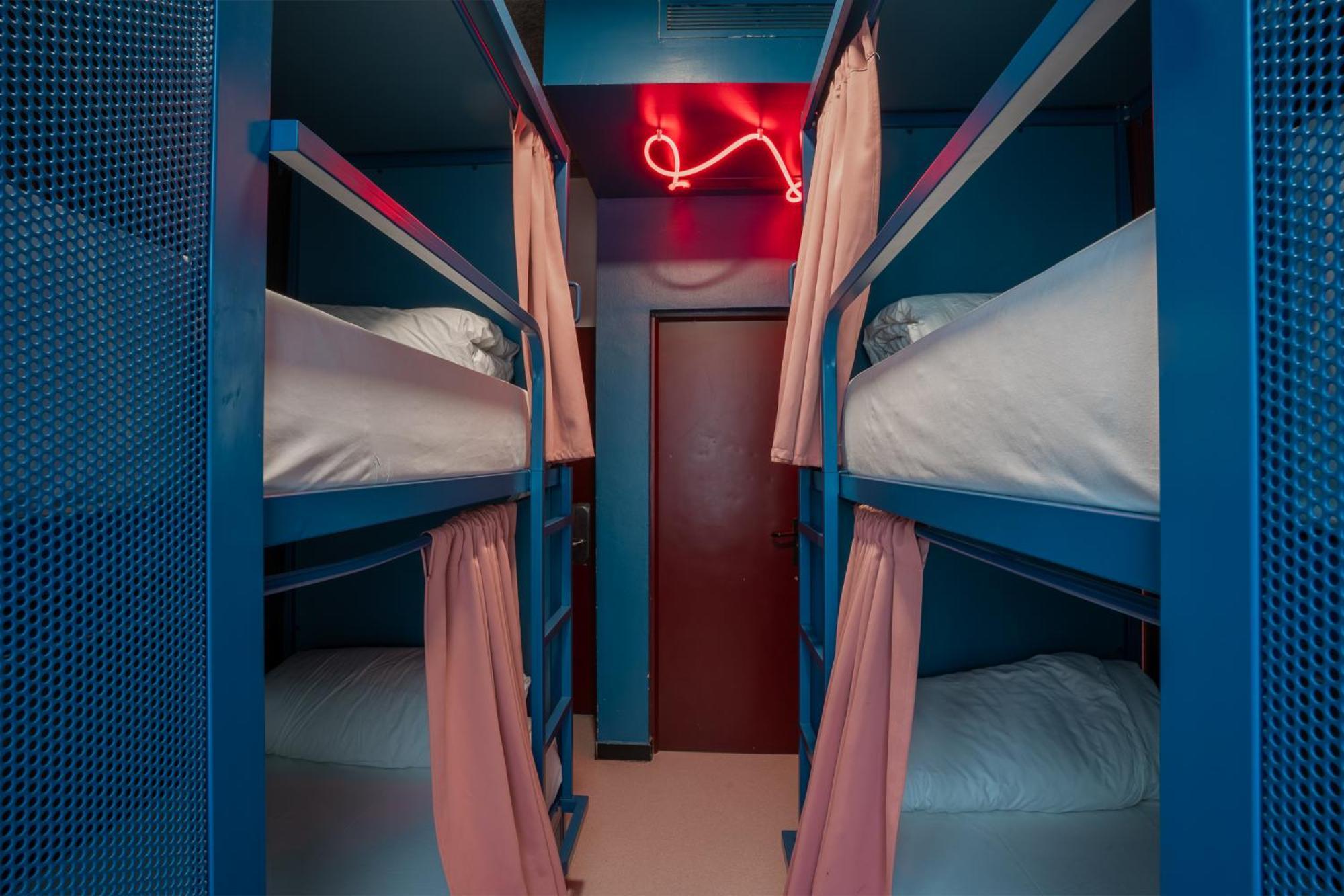 Zimmer mit 4 Betten, eigenem Bad und Klimaanlage